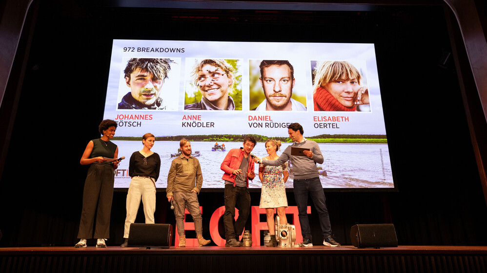 Die Protagonist:innen des Films 972 Breakdowns werden auf der B&uuml;hne interviewt.